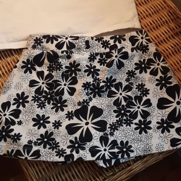 OLD NAVY BLACK & WHITE FLORAL SKORT SET 4T - Picture 6 of 7